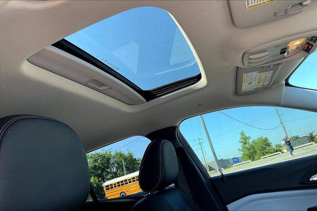 Used 2025 Chevrolet Trax LT w/ Sunroof Package FWD image 18