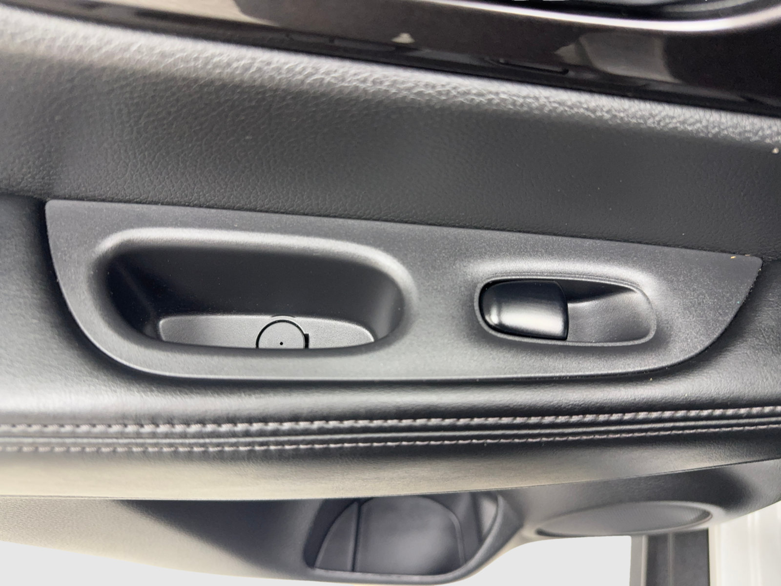 Used 2019 Nissan Rogue S w/ Special Edition Package FWD image 43
