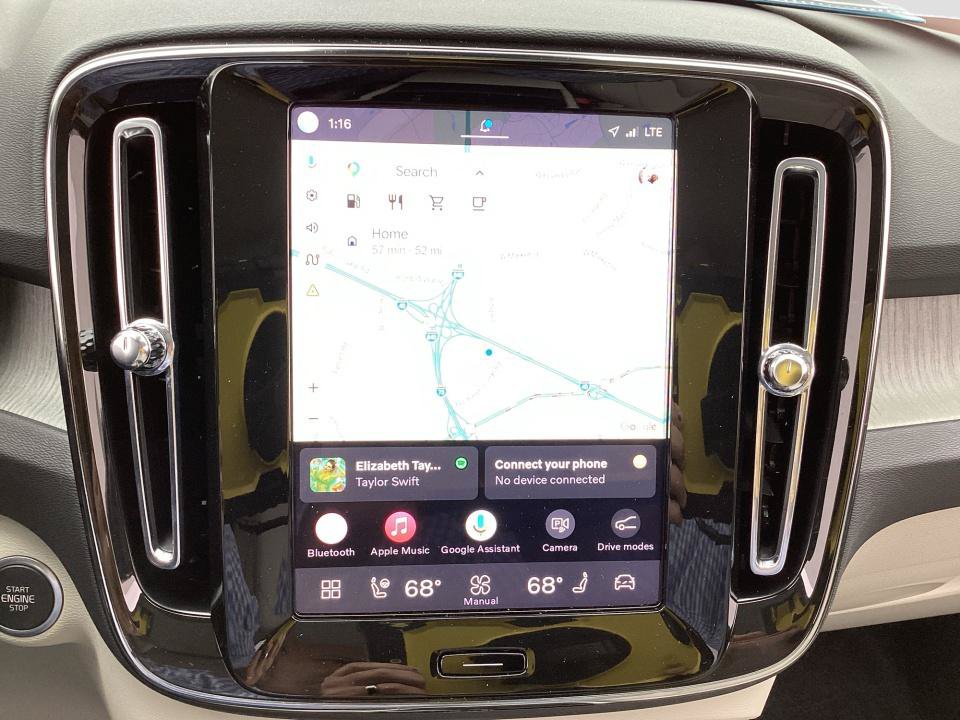 Certified 2025 Volvo XC40 B5 Plus AWD/4WD image 21