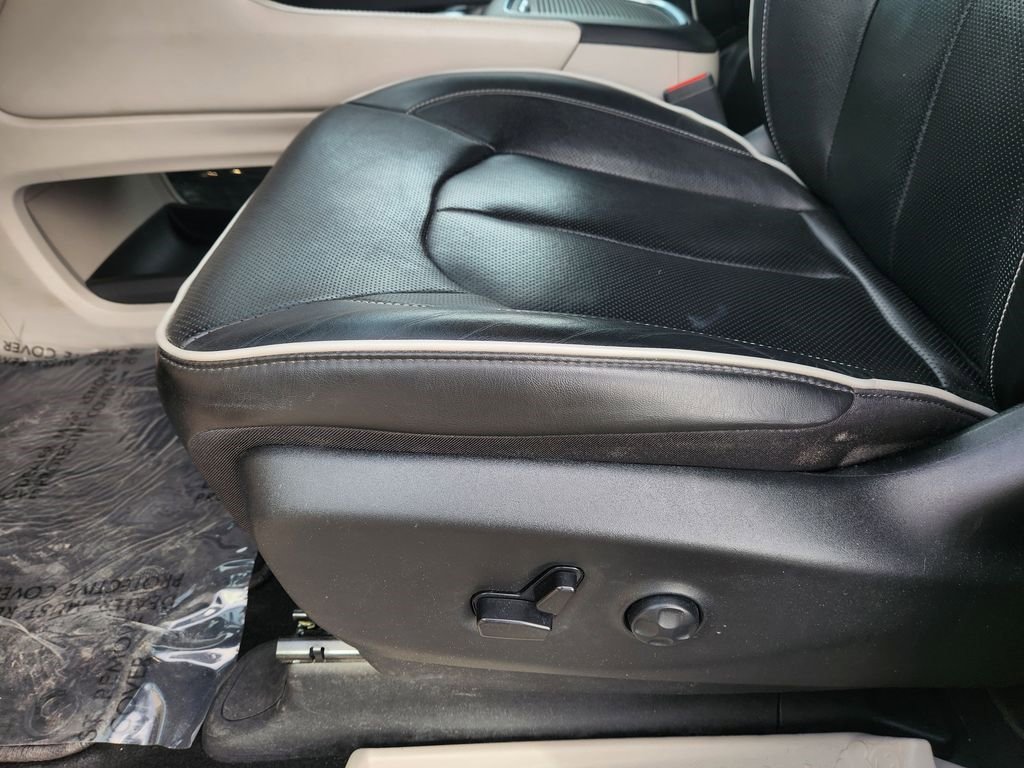 Used 2023 Chrysler Pacifica Limited image 25