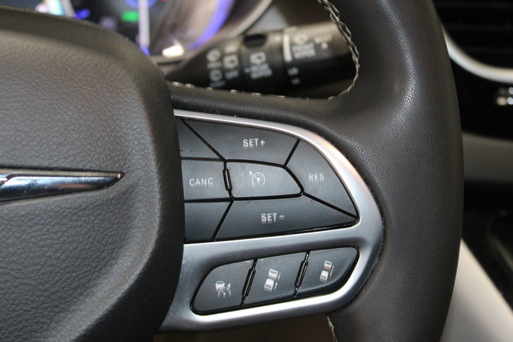 Used 2024 Chrysler Pacifica Touring-L image 14