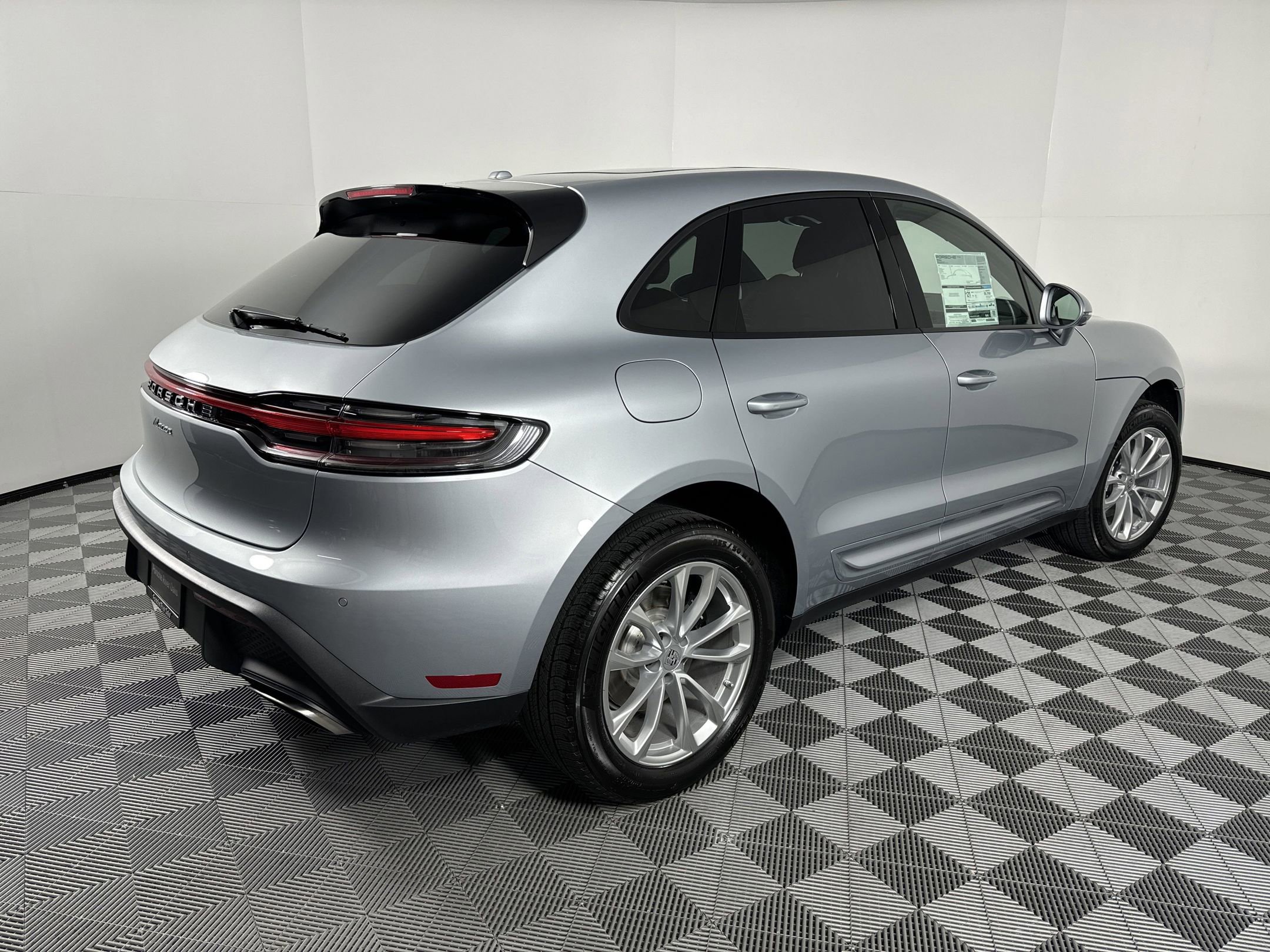 Certified 2025 Porsche Macan image 7