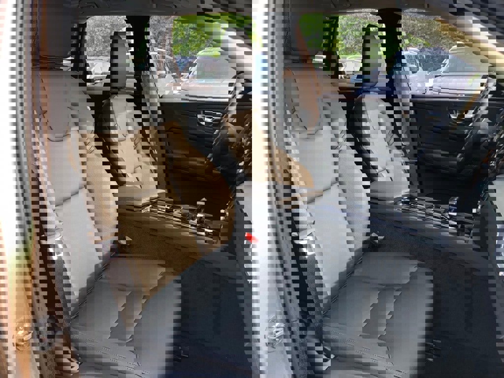 New 2025 Volvo XC60 B5 Core w/ Protection Package Premier image 29