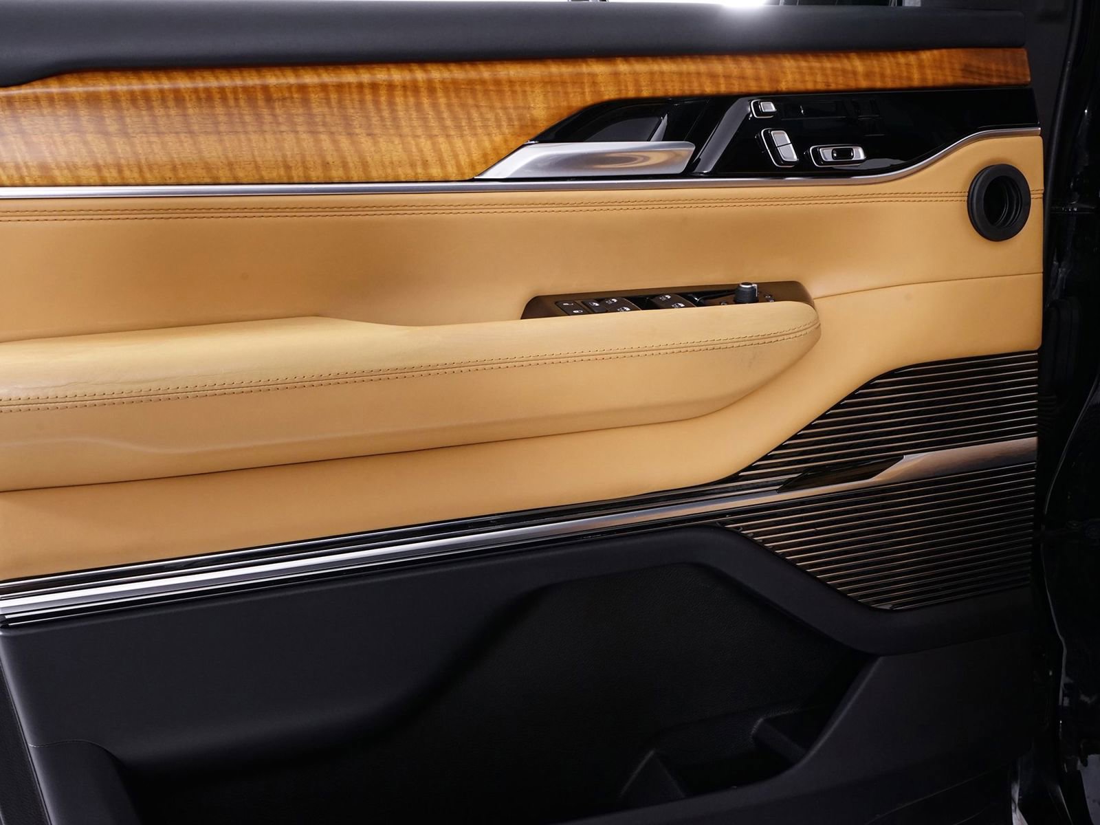 Used 2022 Jeep Grand Wagoneer Series III w/ Rear Seat Video Group 1 image 34