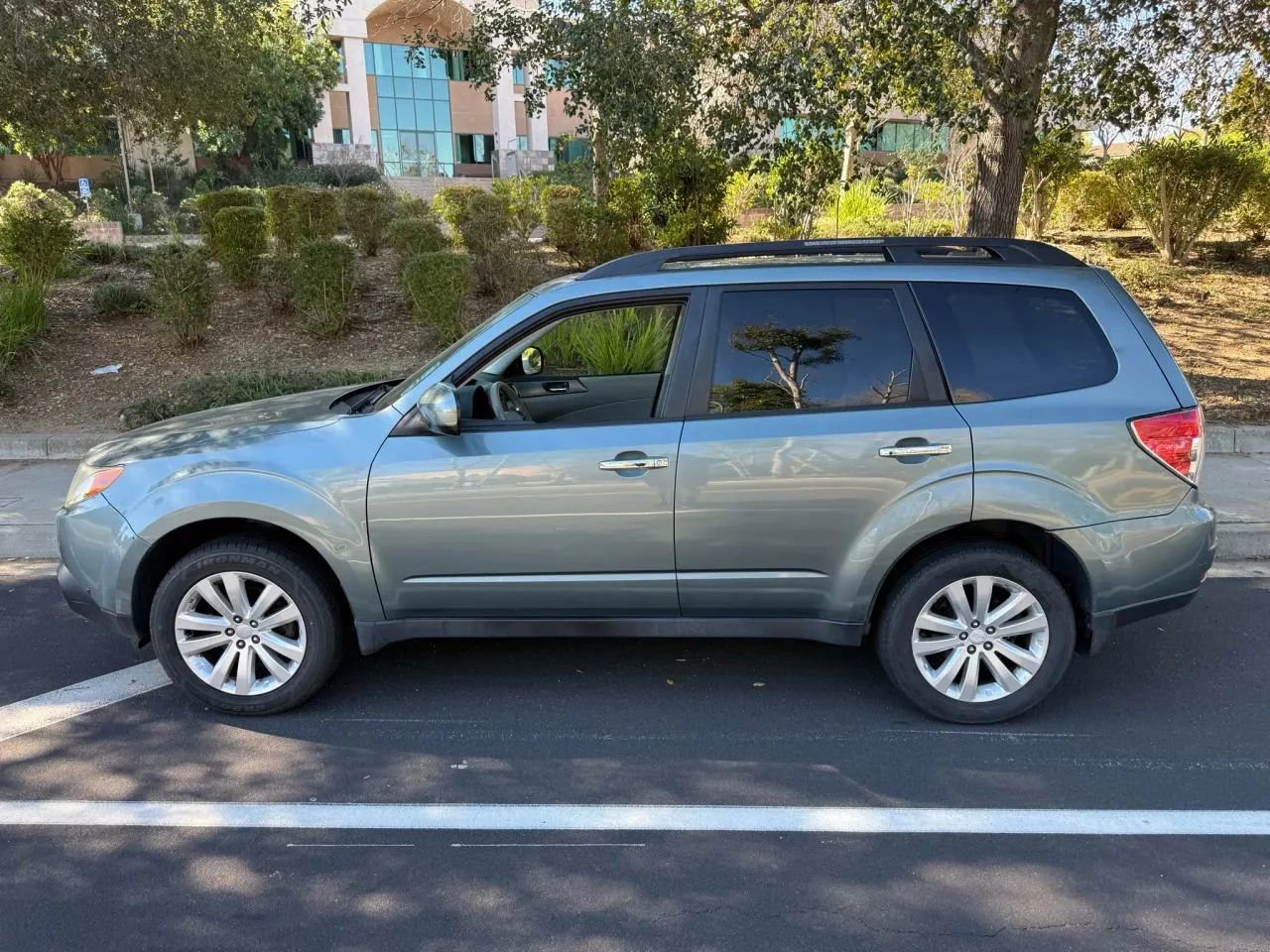 Used 2012 Subaru Forester 2.5X Premium w/ Popular Pkg 3 image 2