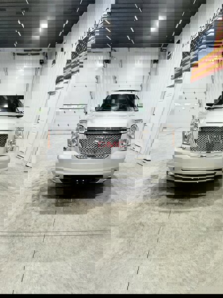 Used 2014 GMC Yukon XL SLT image 3