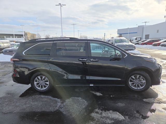 Used 2024 Toyota Sienna XLE image 18