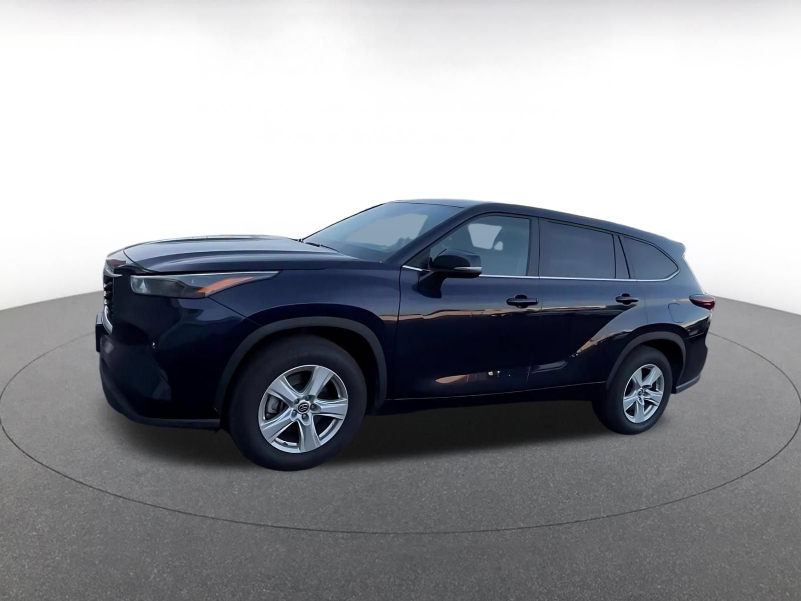Used 2025 Toyota Highlander LE FWD image 8