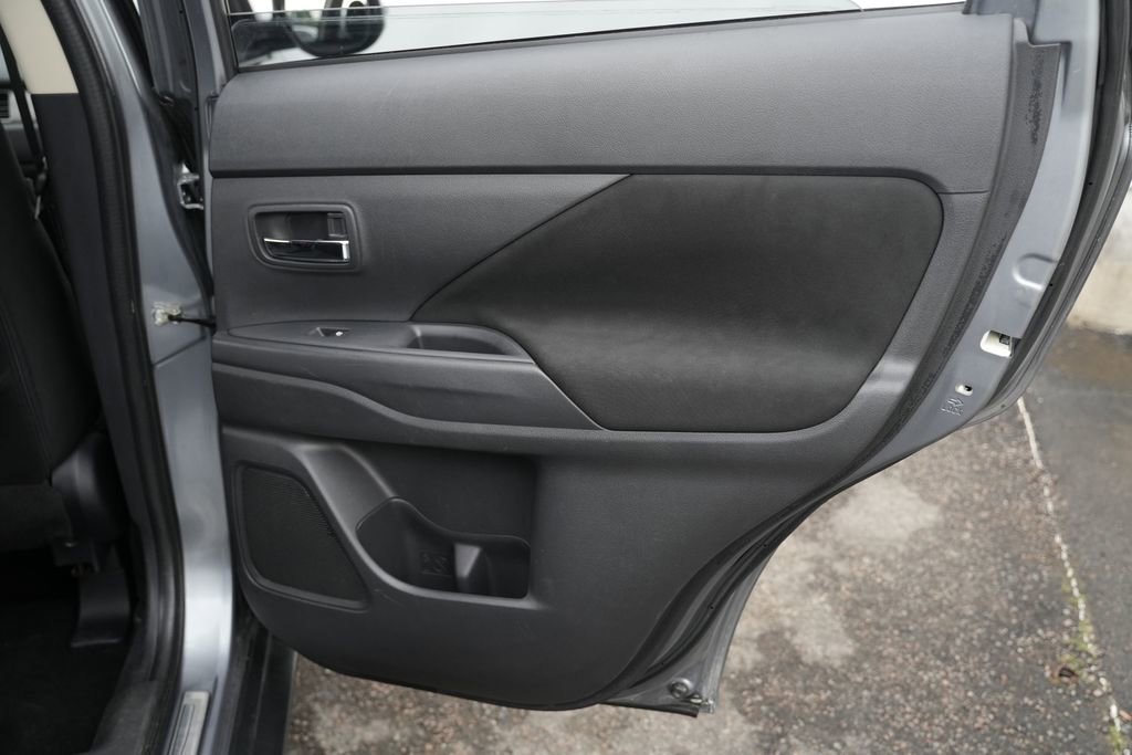Used 2016 Mitsubishi Outlander SE AWD/4WD image 34