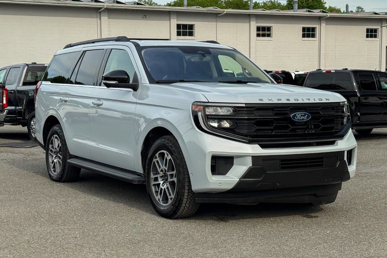 Used 2025 Ford Expedition Active