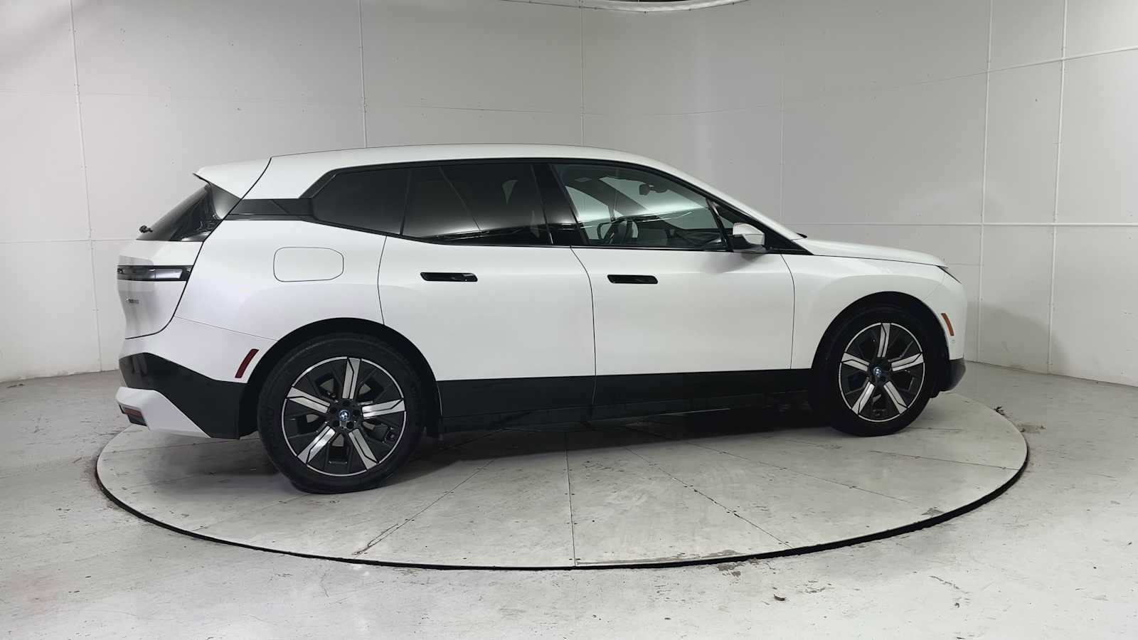 Used 2024 BMW iX xDrive50 w/ Sport Package image 9