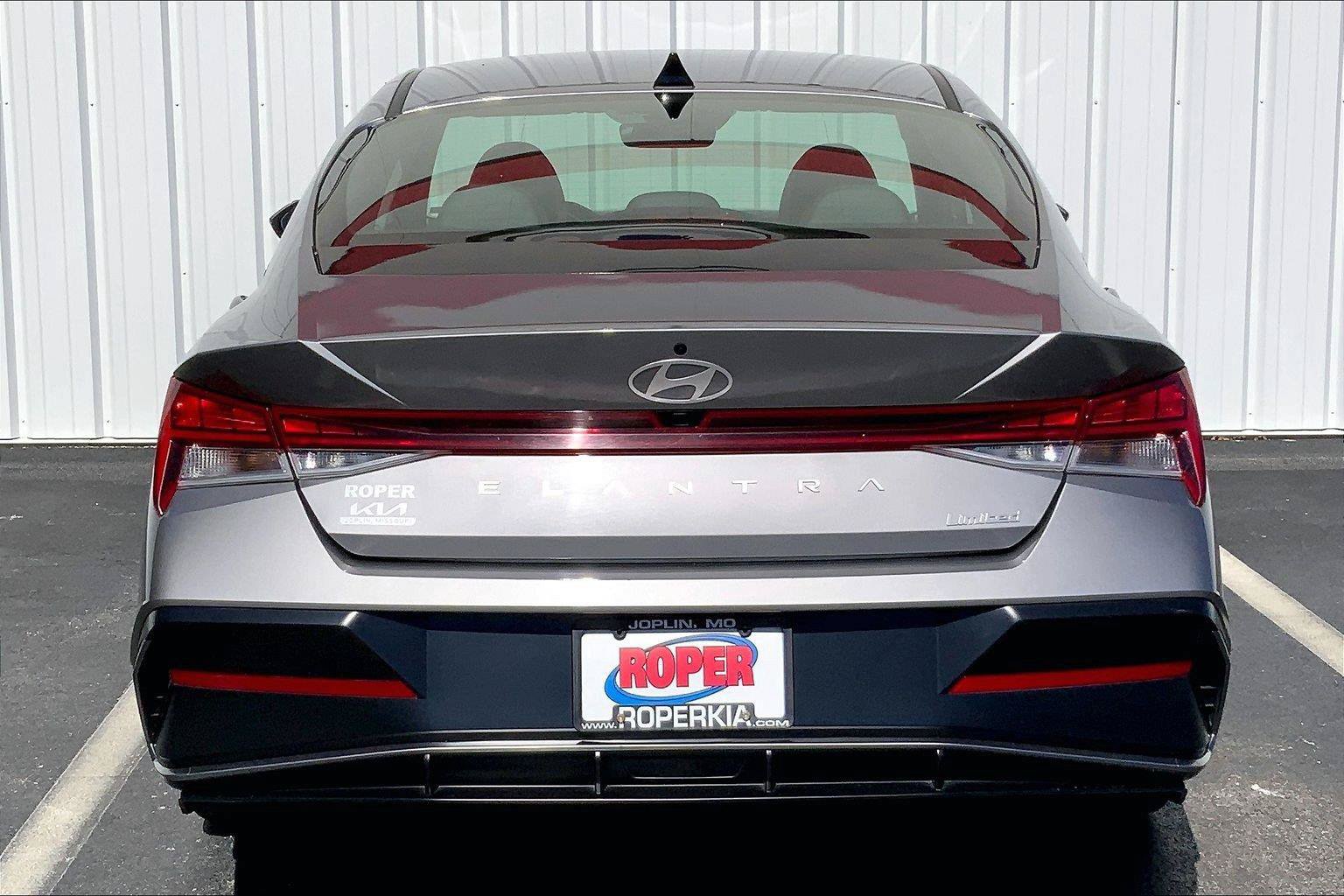 Used 2025 Hyundai Elantra Limited FWD image 4