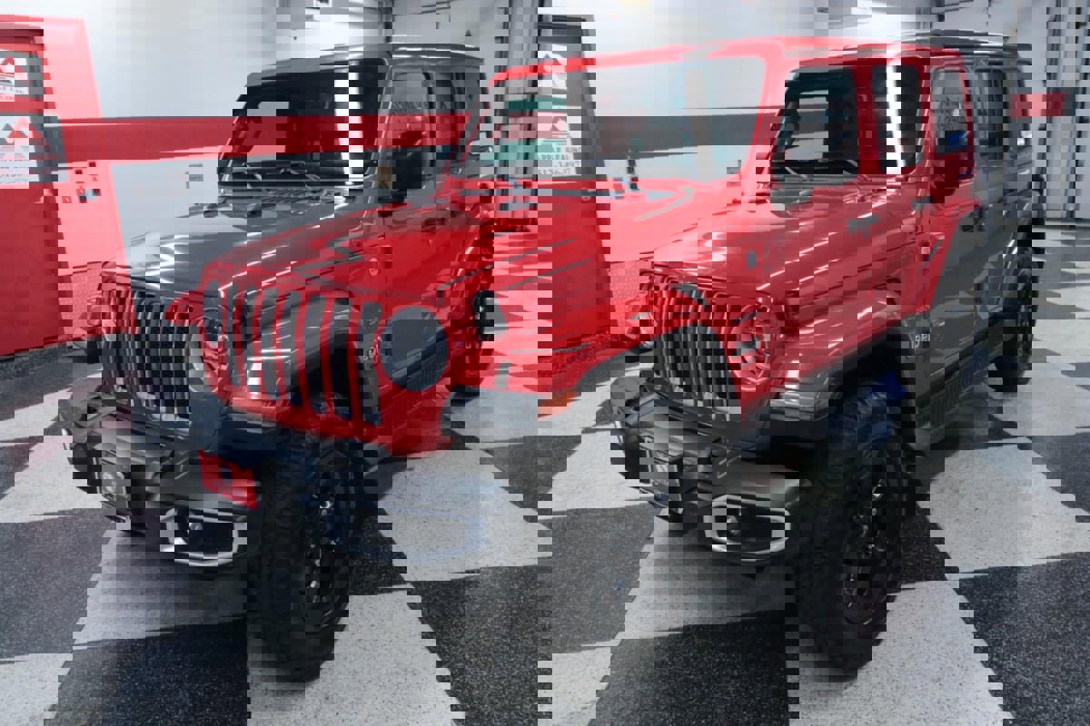 Used 2018 Jeep Wrangler Unlimited Sahara w/ Cold Weather Group image 5