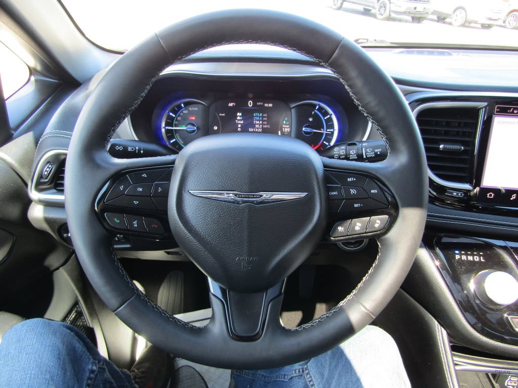 Used 2022 Chrysler Pacifica Limited w/ Uconnect Theater Family Group FWD image 14