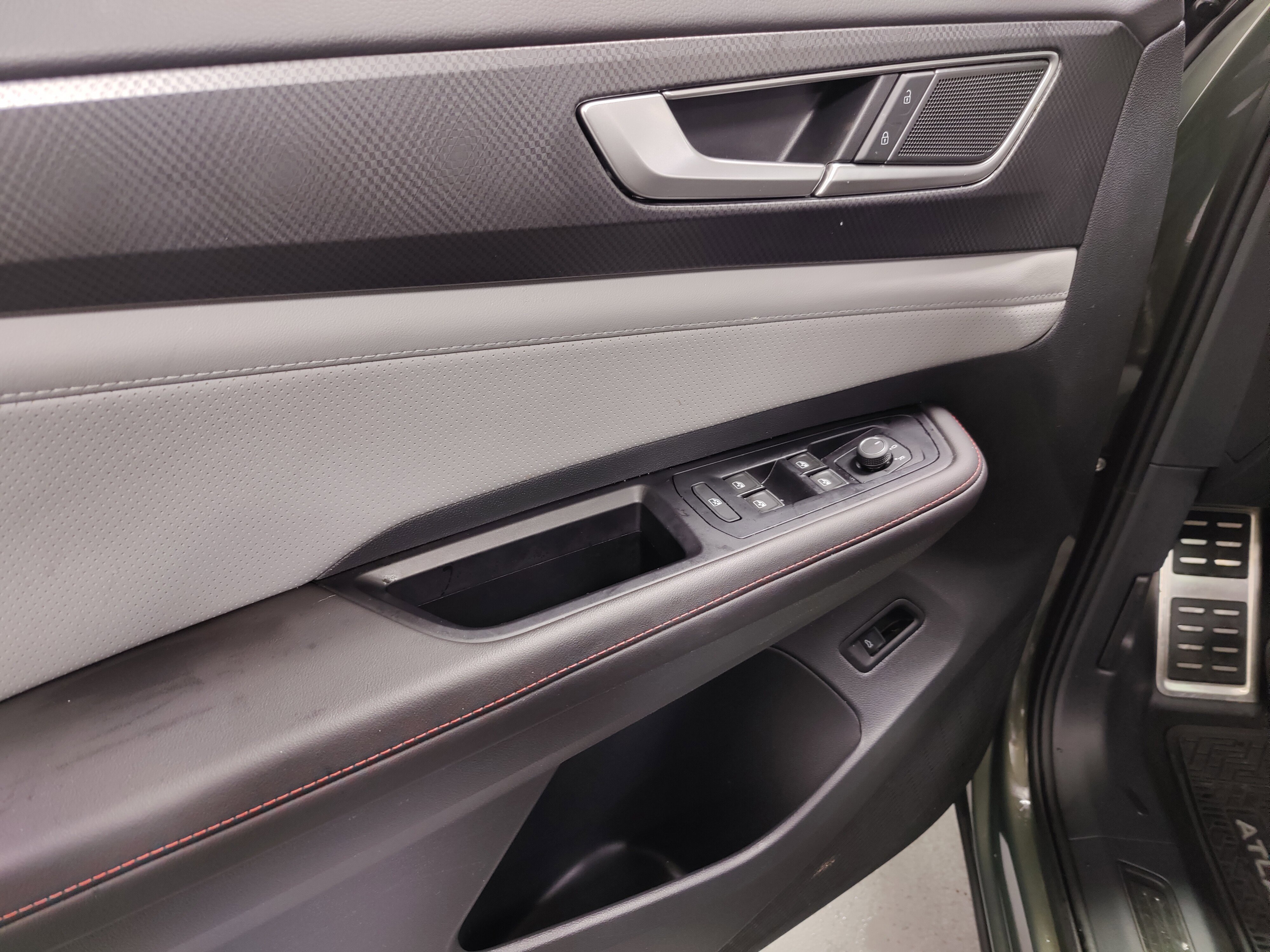 Used 2025 Volkswagen Atlas Peak Edition SE image 28