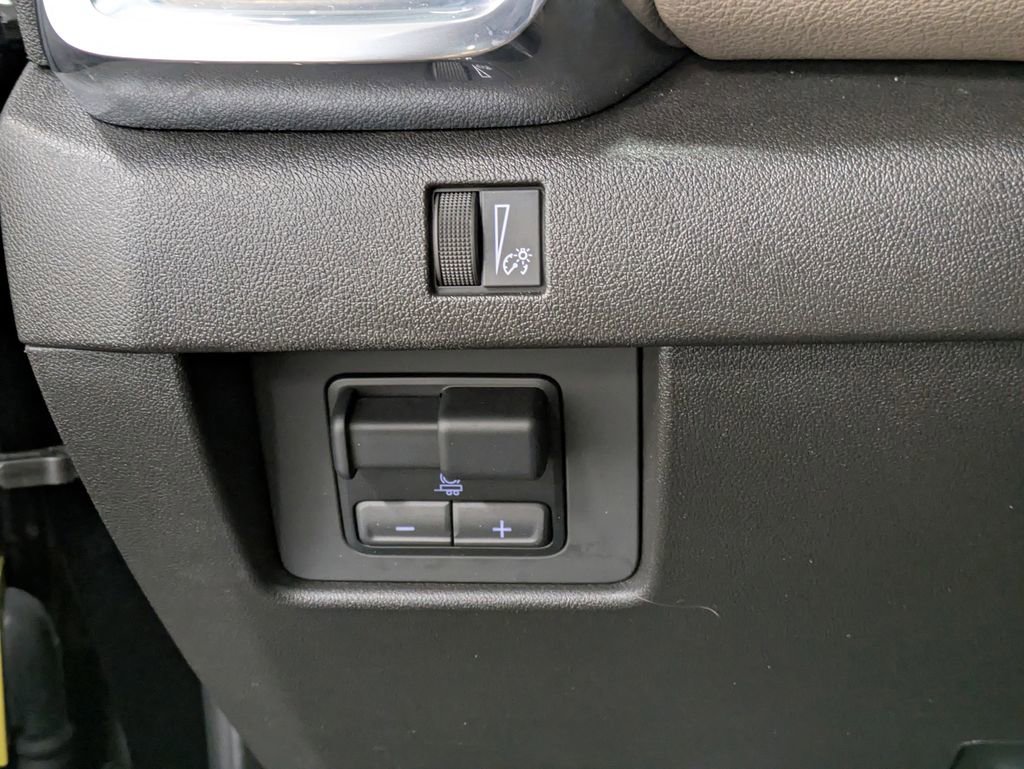 Used 2025 GMC Canyon Denali image 21