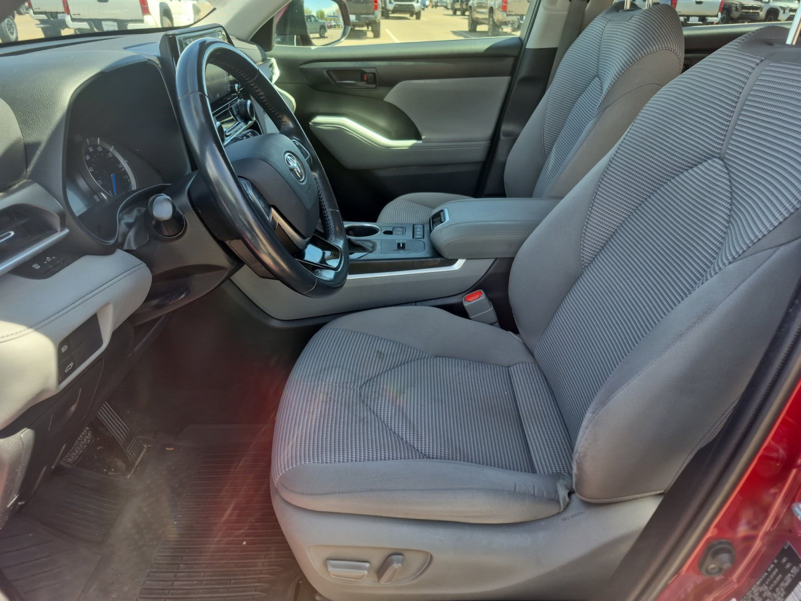 Used 2021 Toyota Highlander LE AWD/4WD image 17