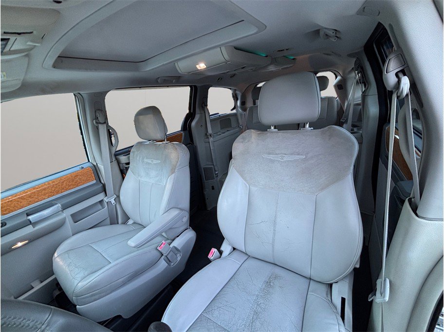 Used 2010 Chrysler Town & Country Limited image 15