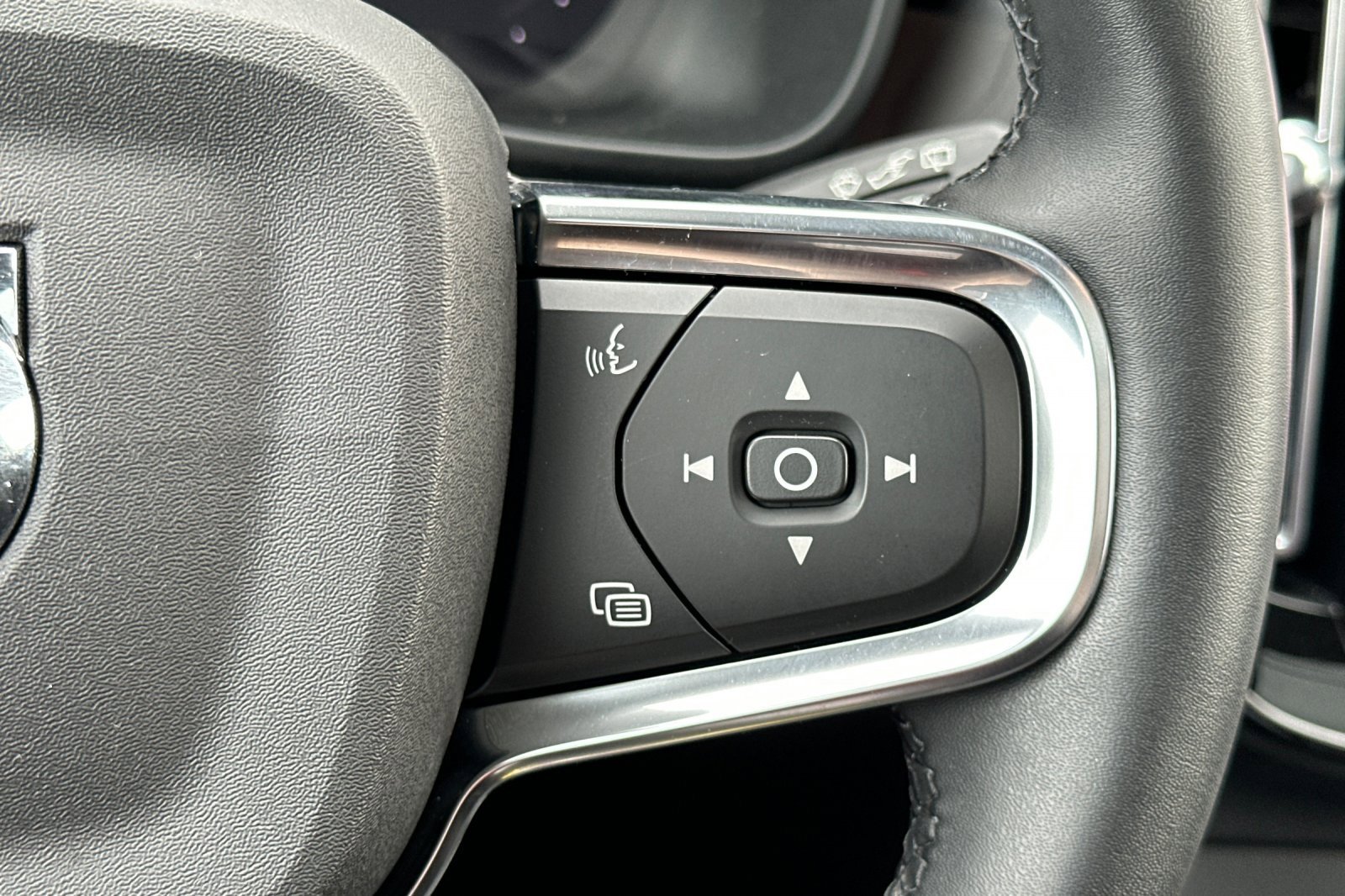 Used 2023 Volvo XC40 Recharge Ultimate image 28