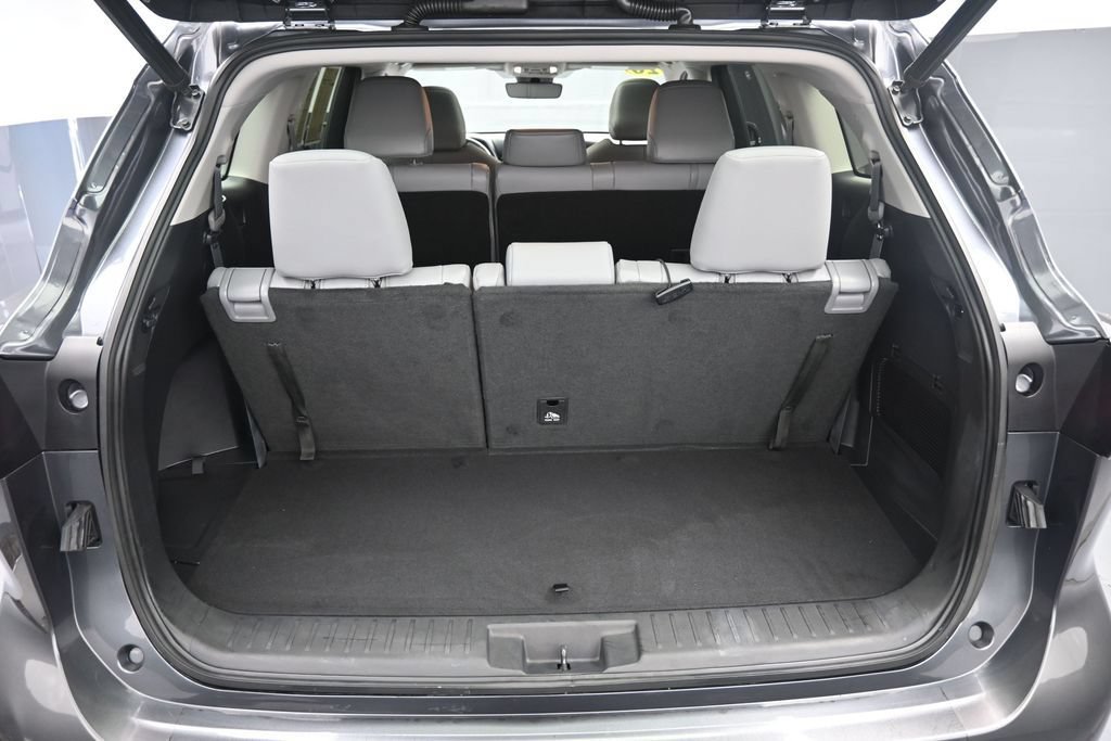 Used 2020 Toyota Highlander XLE FWD image 23