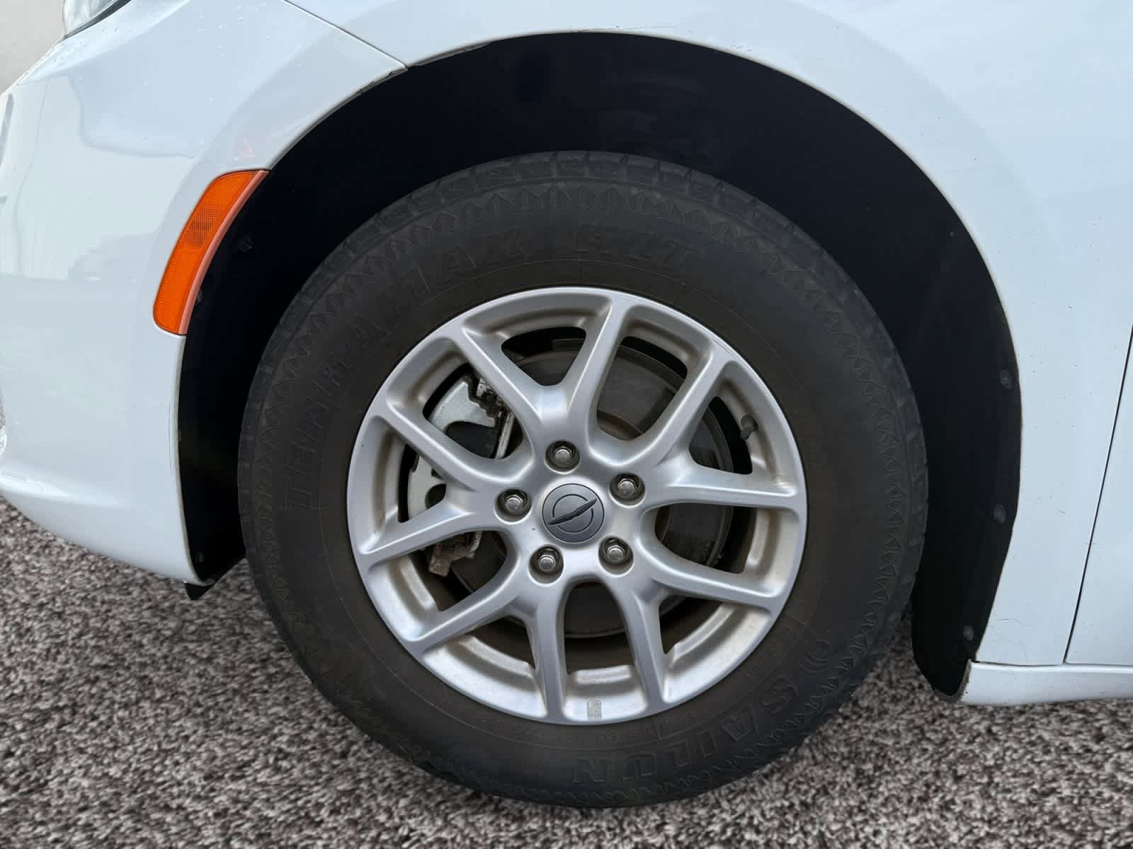 Used 2023 Chrysler Pacifica Touring-L FWD image 9