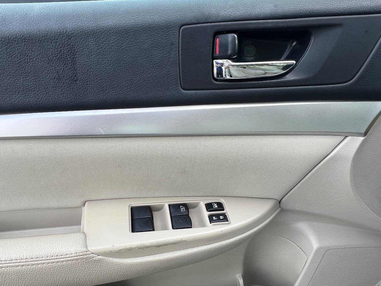 Used 2010 Subaru Legacy 2.5i Premium image 11