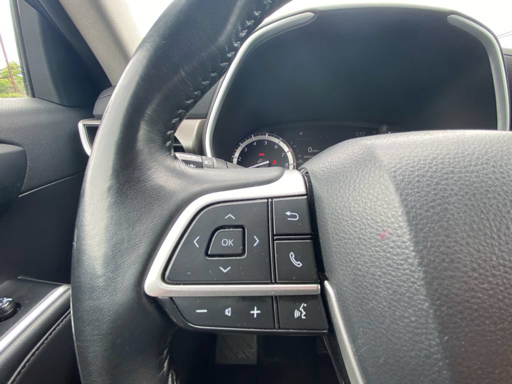 Used 2022 Toyota Highlander XLE AWD/4WD image 18