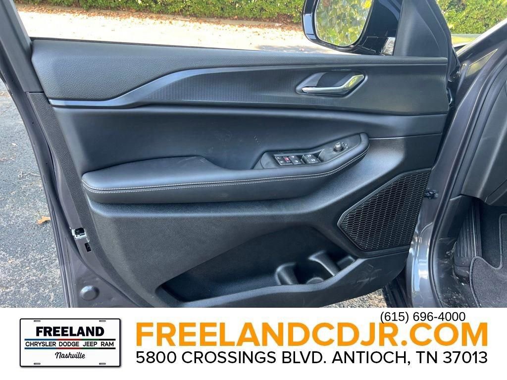 New 2025 Jeep Grand Cherokee L Altitude image 14