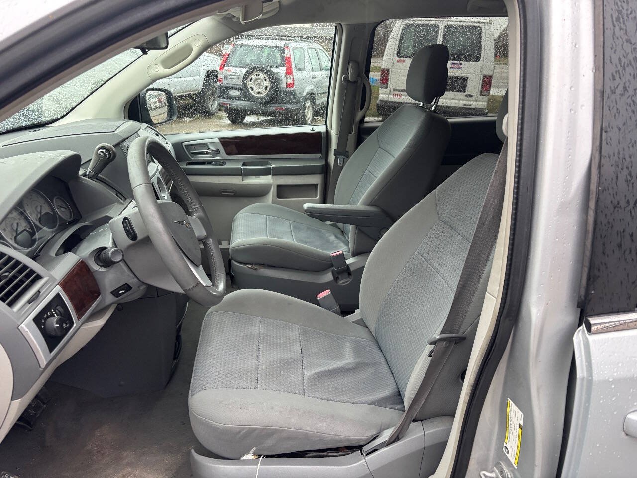 Used 2010 Chrysler Town & Country Touring FWD image 13