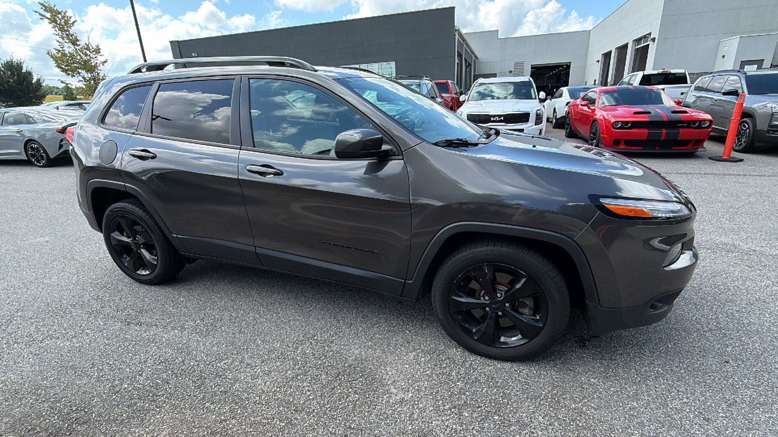 Used 2018 Jeep Cherokee Latitude w/ Altitude Package FWD image 7
