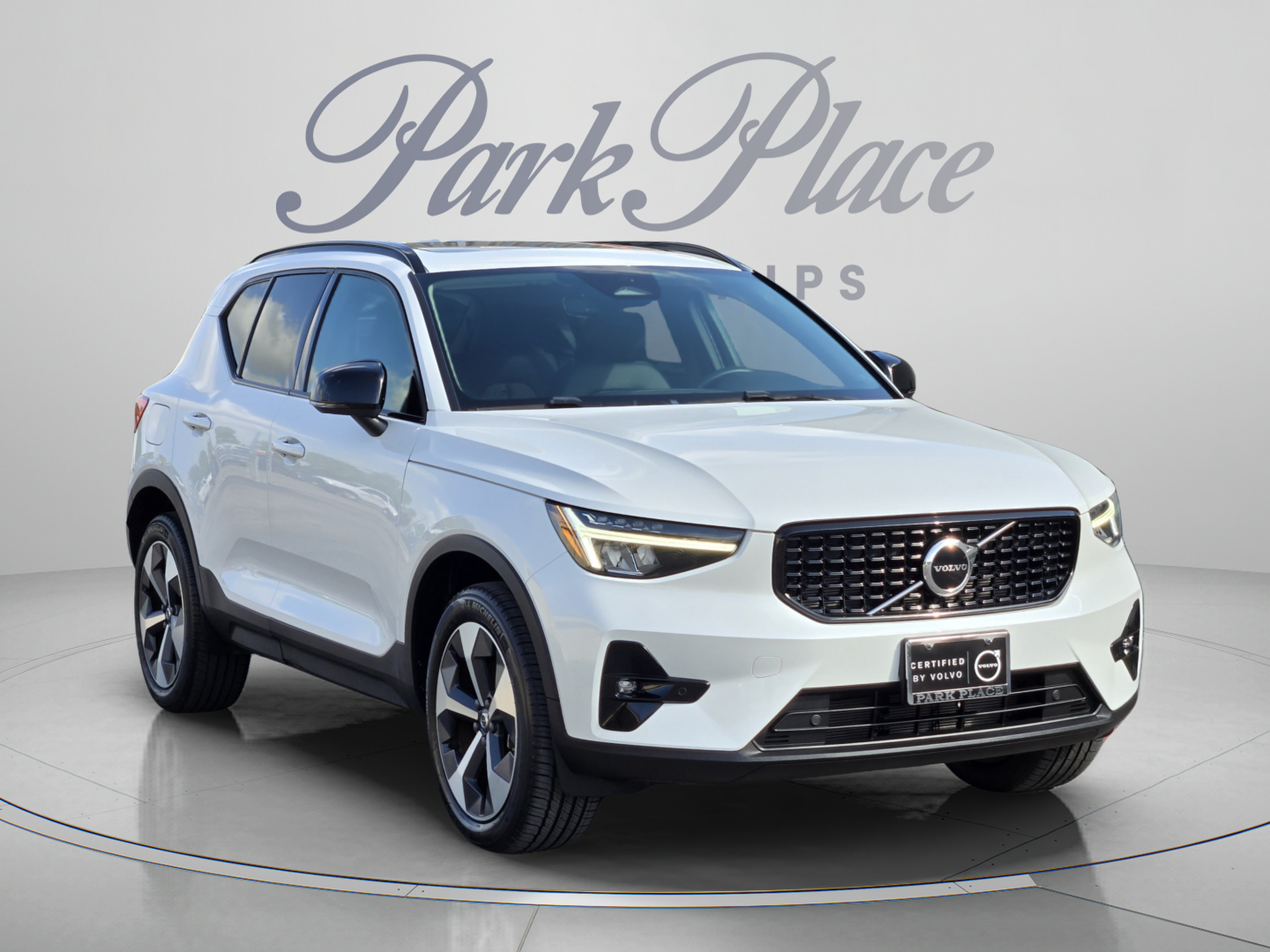 Used 2023 Volvo XC40 B4 Plus w/ Protection Package Premier FWD image 8