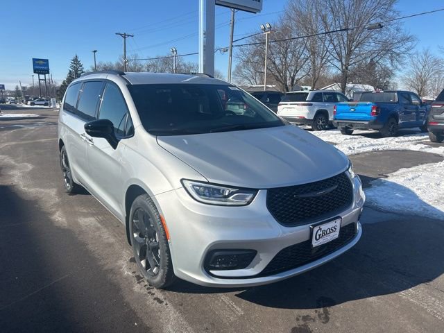 New 2026 Chrysler Pacifica Select w/ S Appearance Package image 2