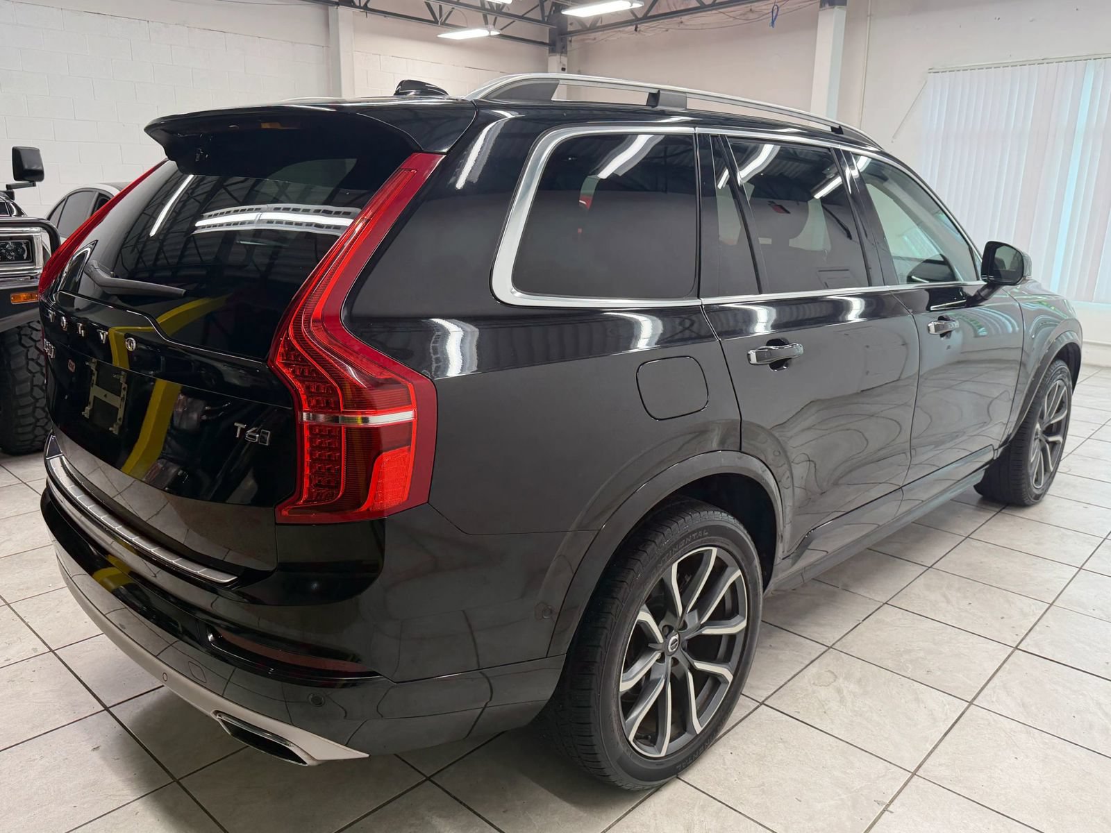 Used 2016 Volvo XC90 T6 Momentum w/ Momentum Plus Package AWD/4WD image 9