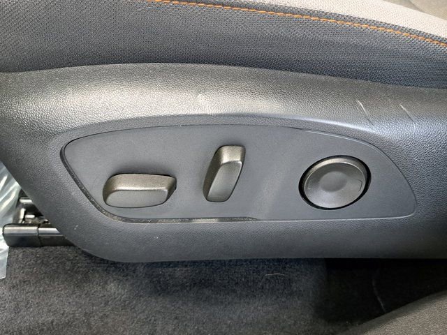 Used 2025 Chevrolet Traverse LT image 24