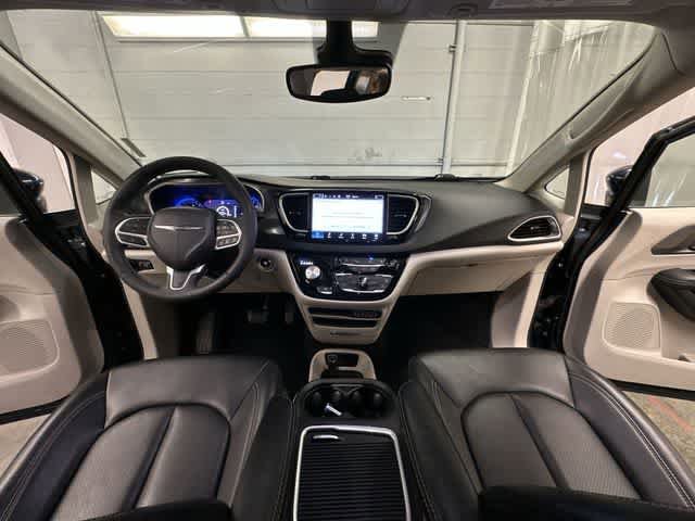 Used 2023 Chrysler Pacifica Touring-L FWD image 19