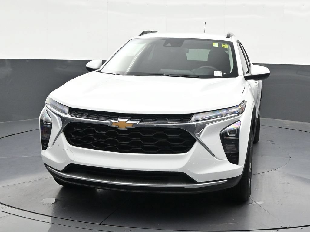 Used 2025 Chevrolet Trax LT FWD image 9