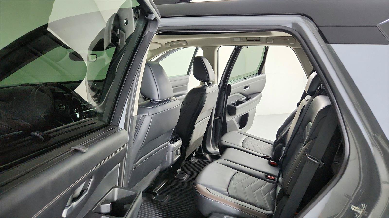 Used 2024 Nissan Pathfinder Platinum w/ Black Appearance Package AWD/4WD image 24
