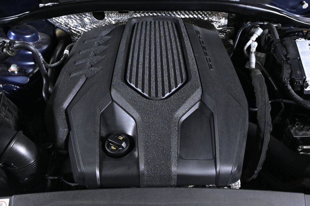 Certified 2023 Porsche Macan AWD/4WD image 25