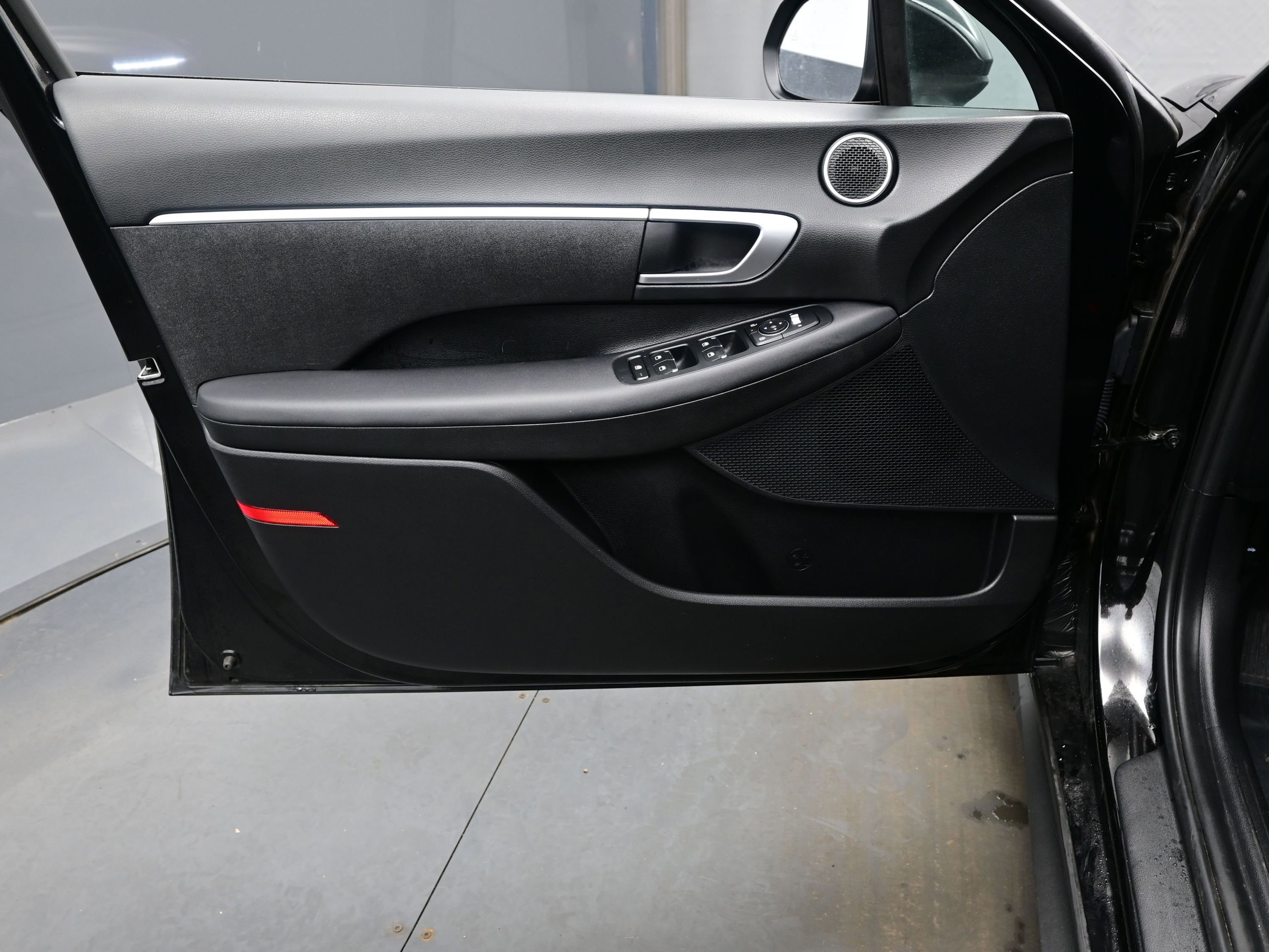 Certified 2025 Hyundai Sonata SE image 9