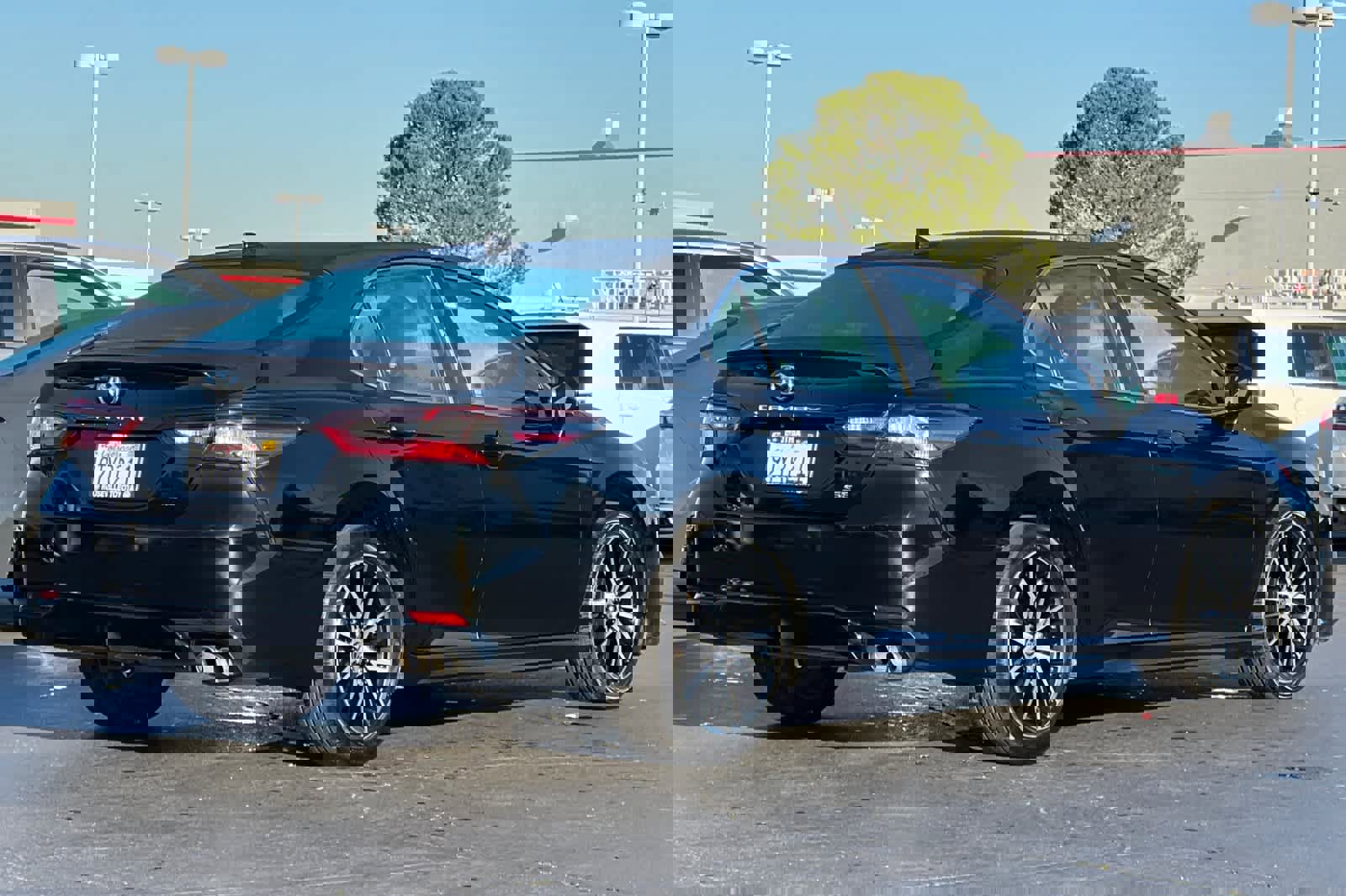 Used 2021 Toyota Camry SE image 2