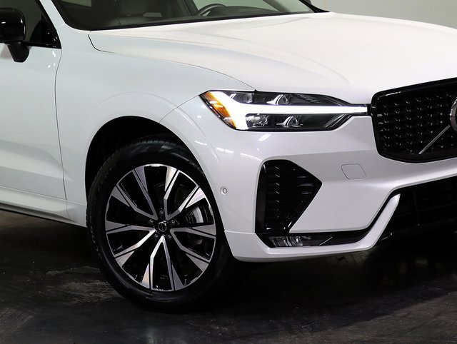 Used 2025 Volvo XC60 B5 Plus image 8