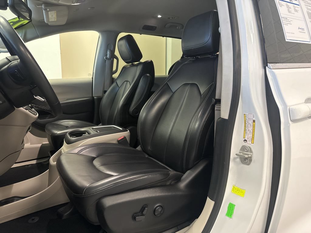 Used 2023 Chrysler Pacifica Touring-L FWD image 8