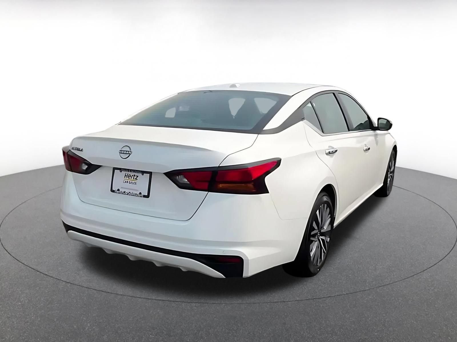 Used 2025 Nissan Altima 2.5 SV FWD image 14