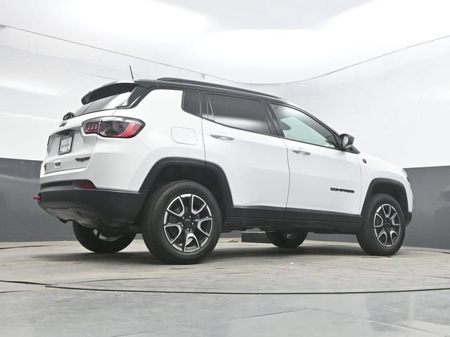 Used 2025 Jeep Compass Trailhawk AWD/4WD image 39