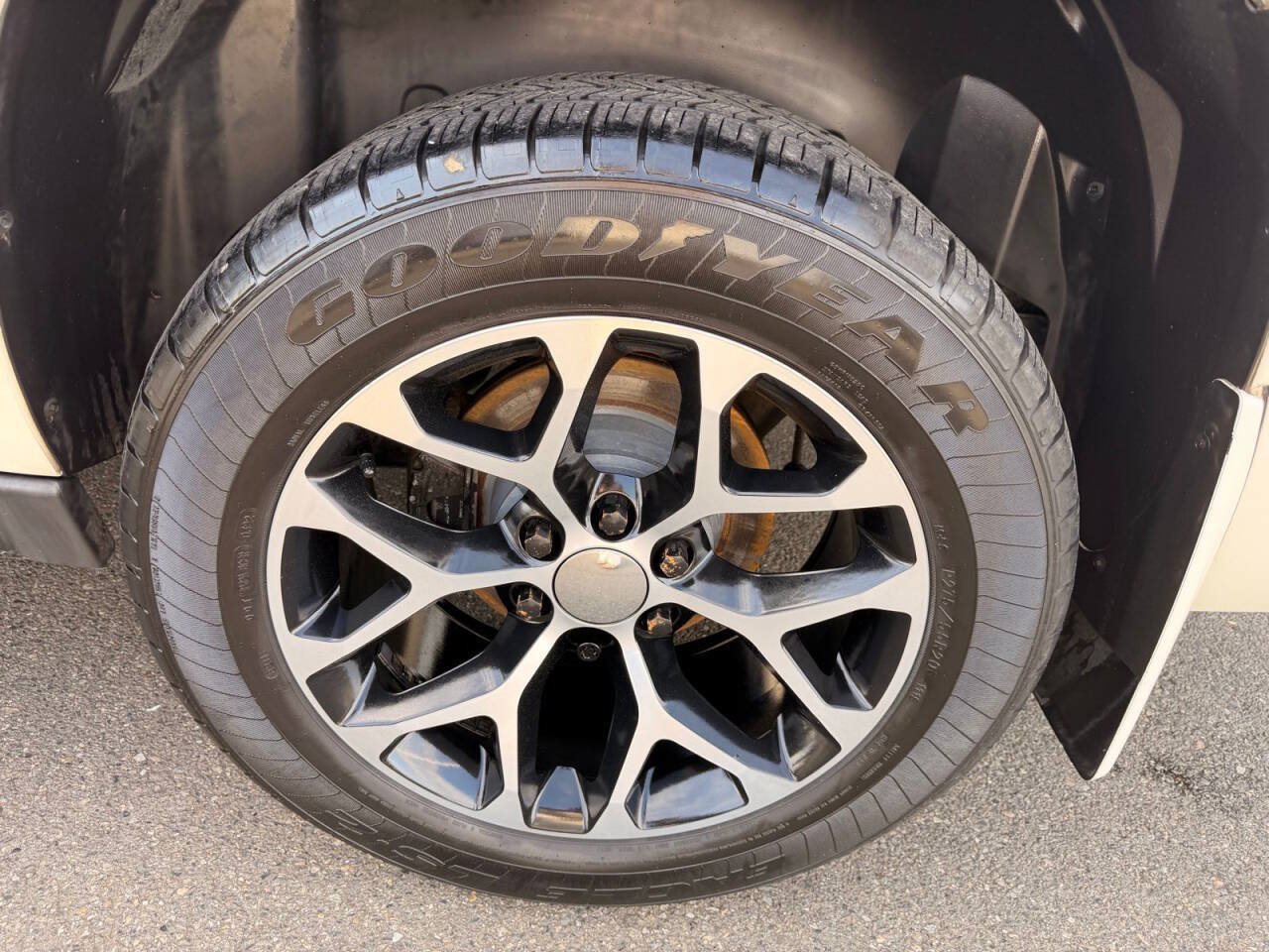 Used 2013 Chevrolet Avalanche LTZ AWD/4WD image 30