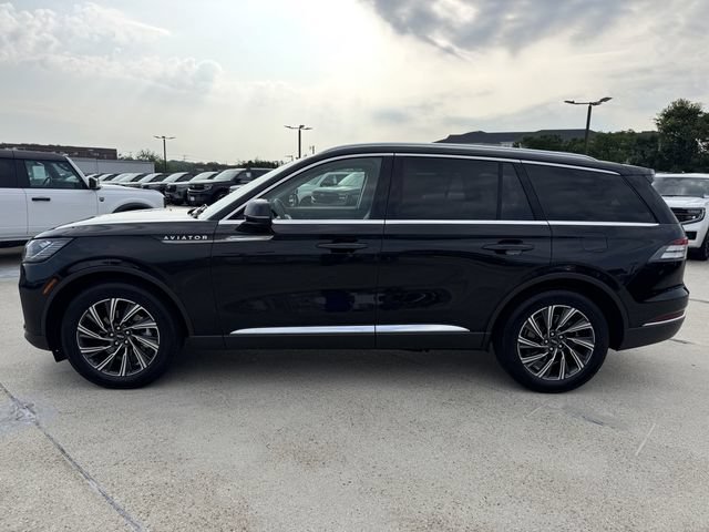 Used 2025 Lincoln Aviator AWD image 11