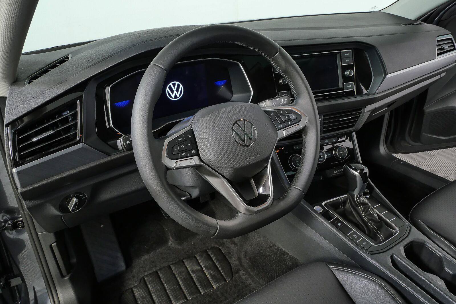 Used 2024 Volkswagen Jetta SE w/ Panoramic Sunroof Package FWD image 4