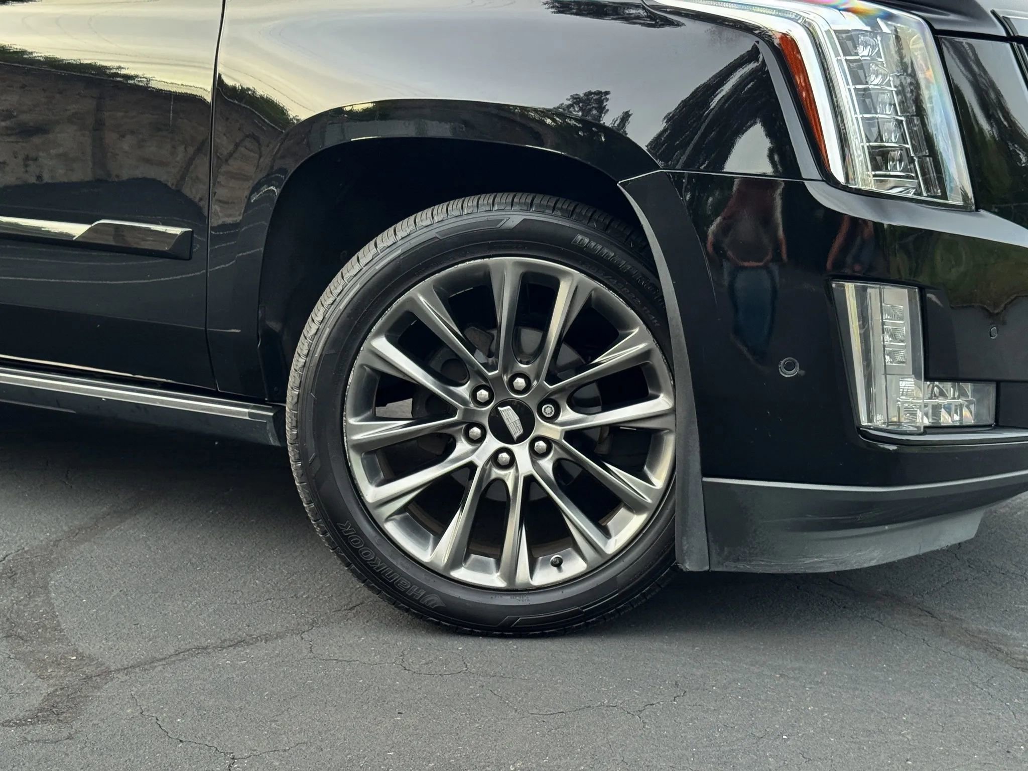 Used 2020 Cadillac Escalade ESV Premium Luxury w/ Escalade Sport Edition AWD/4WD image 4
