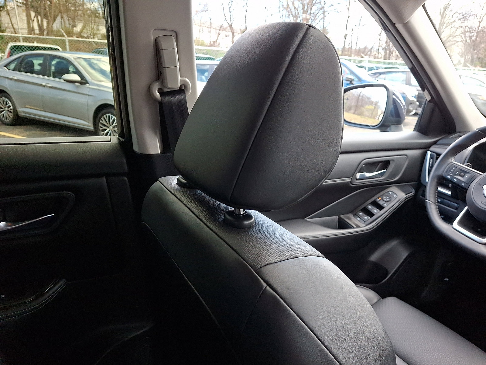 Used 2024 Nissan Rogue SV w/ SV Premium Package image 13