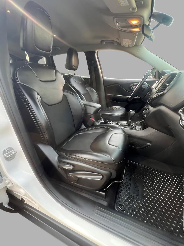 Used 2019 Jeep Cherokee Latitude Plus AWD/4WD image 32